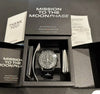 MOONSWATCH MISSION TO MOONPHASE SNOOPY - SWATCH X OMEGA BIOCERAMIC con cinturino plastica aggiuntivo