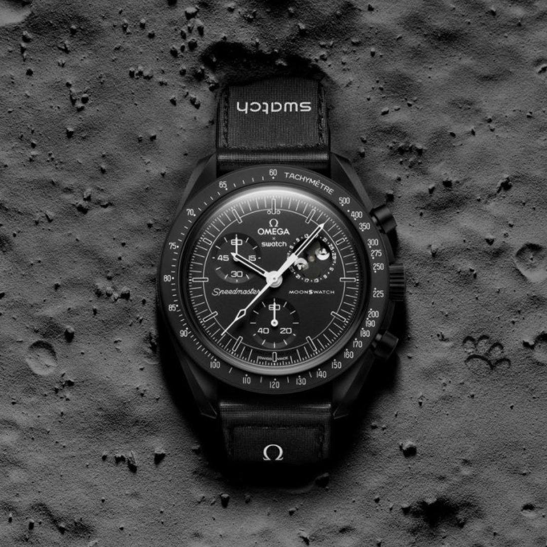 MOONSWATCH MISSION TO MOONPHASE SNOOPY - SWATCH X OMEGA BIOCERAMIC con cinturino plastica aggiuntivo